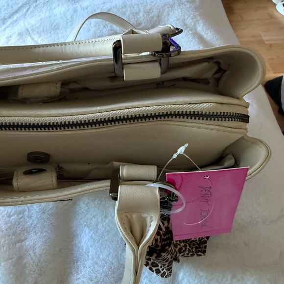 NEW Betsey Johnson Skull Handbag - Picture 10 of 14